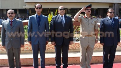بالصور.. محافظ سوهاج يضع إكليل زهور على النصب التذكاري