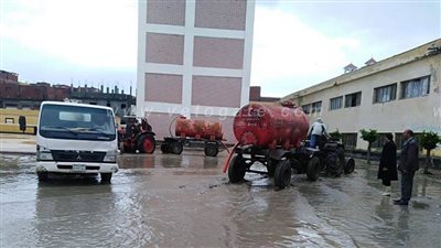 سحب مياه الأمطار بمحيط مدارس حوش عيسى بالبحيرة استعداداً للامتحانات