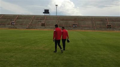 فايلر يعاين أرضية ملعب بلاتينيوم قبل مران الأهلي