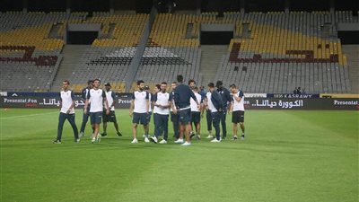 بالصور.. لاعبو الزمالك يتفقدون أرضية ملعب برج العرب
