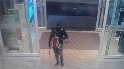 مسلح يطلق النار على طفل في مول تجاري | فيديو وصور