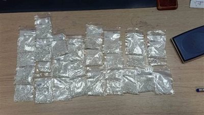 ضبط ٢٩ كيس الماس بحوزة راكب في مطار القاهرة