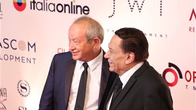 ساويرس يستقبل عادل إمام على هامش فعاليات مهرجان الجونة السينمائي