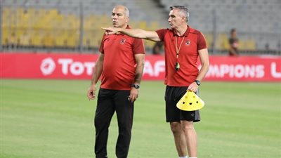 كارتيرون يوقف مران الأهلي بسبب الأخطاء قبل مواجهة كمبالا