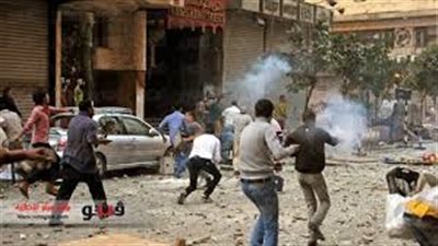 أنصار المعزول يلقون الشماريخ على مبنى محافظة الشرقية