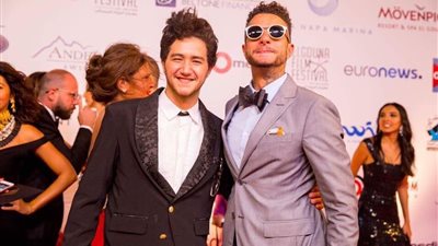 خفة ظل الفيشاوي وأحمد مالك على السجادة الحمراء بمهرجان الجونة