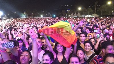 بالفيديو.. وصلة رقص لفتاة بعلم «المثليين» في حفل «مشروع ليلى»