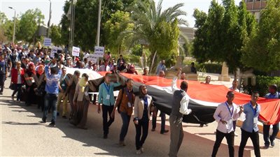 بالصور.. مسيرة طلابية للاحتفال بذكرى نصر أكتوبر بجامعة جنوب الوادي