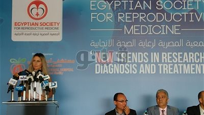 استشاري أورام يطالب بتوعية مريضات السرطان بإمكانية الإنجاب