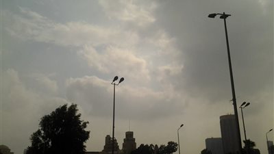 بالصور.. السحابة السوداء تغطي سماء القاهرة