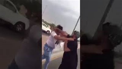 بالفيديو.. لحظة اعتداء شابين على آخر