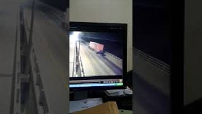 بالفيديو.. لحظة اشتعال النيران في سيارة بعد اصطدامها بشاحنة