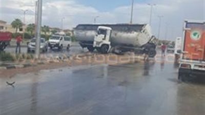بالصور.. انقلاب سيارة محملة بالبنزين بسبب مياه الأمطار فى الإسكندرية
