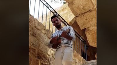 وصلة غناء لـ«عزيز مرقة» في جلسة تصويره بأحد قلاع لبنان (فيديو)