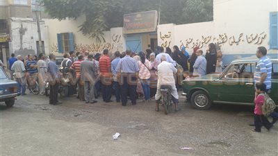 بالصور.. تكدس التلاميذ وأولياء أمورهم بمحيط مدارس أسيوط