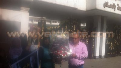 بالفيديو والصور.. سيدة تهدي «مبارك» باقة ورد بمستشفى المعادى العسكري