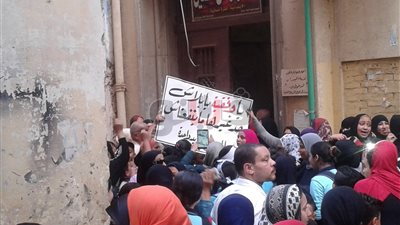 بالفيديو.. تظاهر أولياء أمور أمام باب مدرسة بالإسكندرية بسبب المديرة