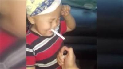 بالفيديو.. لقطات مروعة لأم تعلم طفلها تدخين السجائر