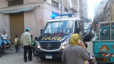 بالصور.. وصول الشرطة للسيطرة على تجمهر أولياء أمور بالإسكندرية