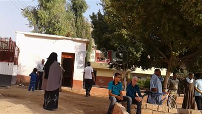 بالفيديو والصور.. أولياء أمور تلاميذ أسيوط يوصلون أبناءهم الفصول