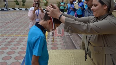 بالصور.. المدرسة اليونانية ببورسعيد تكرم المتفوقين في أول أيام الدراسة