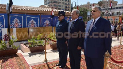 بالصور.. محافظ المنيا يضع أكليل زهور على النصب التذكاري