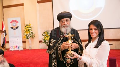 البابا تواضروس يهدي وزيرة السياحة درع شباب الكنيسة الأرثوذكسية (صور)