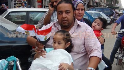 بالفيديو والصور.. «المصريين الأحرار» يوزع الأعلام على أهالي عين شمس