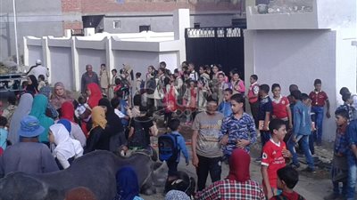 بالصور.. احتجاج أولياء أمور مدرسة للمطالبة بسرعة تأثيثها في البحيرة