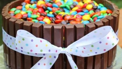 بالفيديو.. طريقة سريعة لإعداد كعكة «الكيت كات»