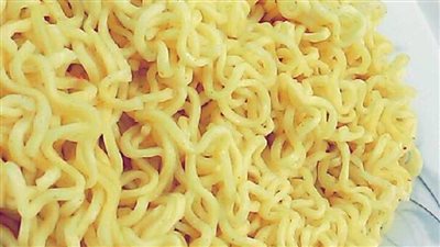 مصادرة 100 ألف عبوة أندومى مجهولة المصدر داخل مخزن بالمقطم