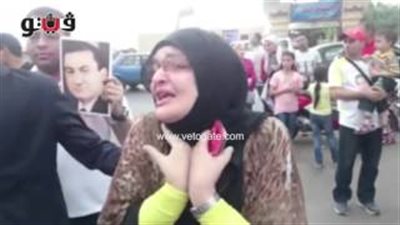 بالفيديو.. مُسنة تنهار أمام «المعادي العسكري»: «حبيب قلبي يا مبارك»