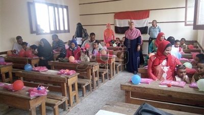 بالفيديو والصور.. أبرز 10 مشاهد في الساعات الأولى من «أول يوم دراسة».. «الحمير والتوك توك» وسيلة نقل طلاب أسيوط.. مظاهرة للتلاميذ بالإسكندرية بسبب المديرة.. وتوزيع «الهدايا