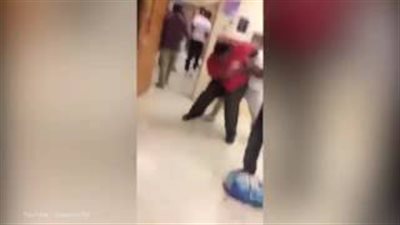 بالفيديو والصور.. لحظة ضرب طالب لمعلمه بـ«لاب توب» على رأسه