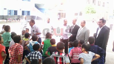 بالصور.. وكيل «تعليم قنا» يشيد بانتظام الدراسة بمدرسة المنشية