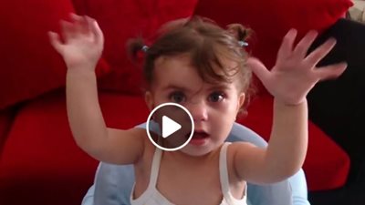 بالفيديو.. رد فعل طفلة تبكي بحرقة لحظة سماع والدها يغني