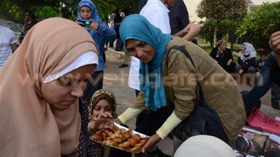 بالفيديو والصور.. أنصار «مبارك» يوزعون الحلوى احتفالًا بذكرى أكتوبر
