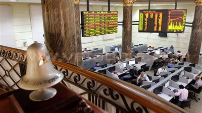 «جني الأرباح» يهوي بالبورصة منتصف الجلسة وتخسر 1.48 مليار جنيه