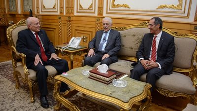 مباحثات حكومية لتفعيل وتطبيق «منظومة التابلت التعليمي»