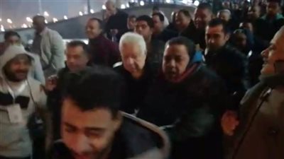 مشجعو الزمالك يحتفلون مع مرتضى منصور بالفوز بعد خروجه من إستاد السلام | فيديو