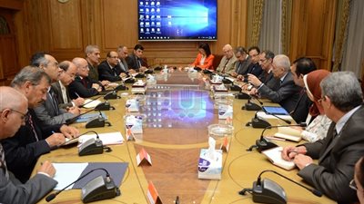 مباحثات حكومية لتفعيل منظومة تابلت التعليم بحضور وزير الإنتاج الحربي