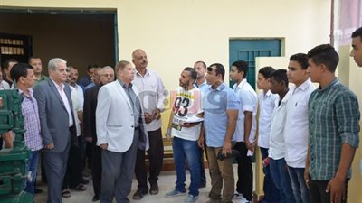 محافظ الإسماعيلية يتابع انتظام سير العمل بالمدارس