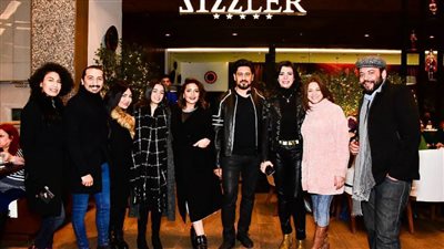 نجوم الفن والرياضة يحتفلون بالعام الجديد داخل داخل أحد المولات | صور