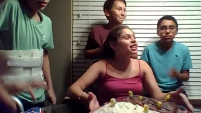 رد فعل فتاة حاول أصدقاؤها تنفيذ مقلب بعيد ميلادها (فيديو)