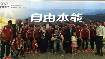 بالصور.. الجالية المصرية بالصين تستقبل بعثة المنتخب الأوليمبي بالورود