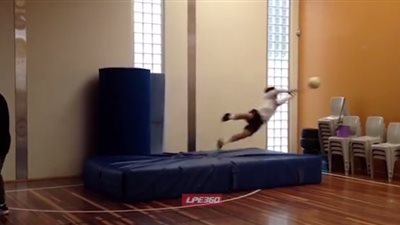 بالفيديو.. سقوط مروع لشاب حاول تسديد كرة قدم