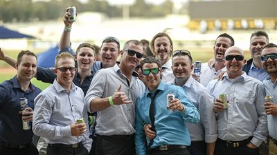 بالصور.. رواد سباق خيل يتحدون الطقس الحار بالملابس القصيرة