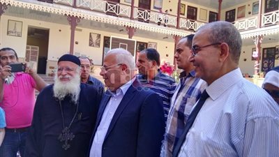 بالصور.. طلاب المدرسة اليونانية ببورسعيد يستقبلون المحافظ بالزهور