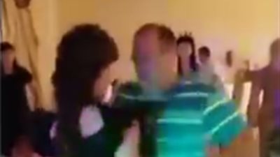 رد فعل امرأة رقص زوجها مع شابة (فيديو)