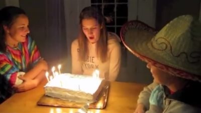 بالفيديو.. رد فعل غريب من فتاة أفقدت صديقتها وعيها